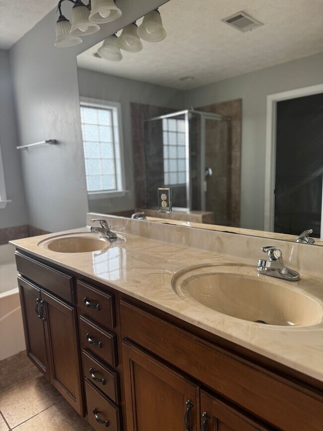 Building Photo - 9133 Saw Tooth Loop