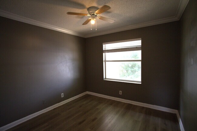 Building Photo - 421 Cypress Way W