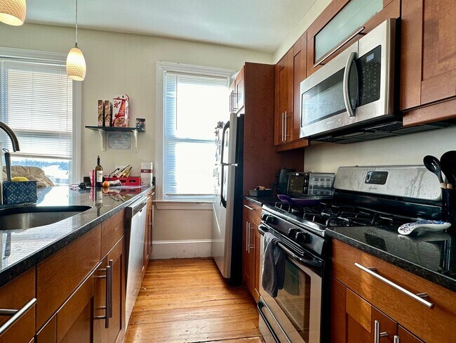 Building Photo - Mission Hill 5 -Bed