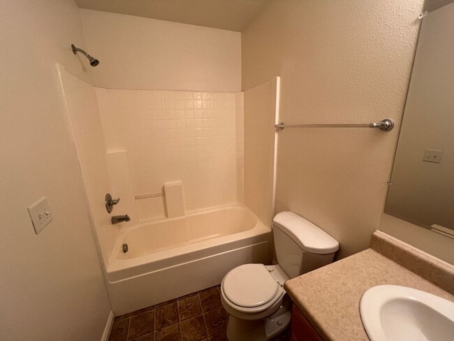 Building Photo - 3 bedroom, 2 bathroom twin home in Cedar Willows