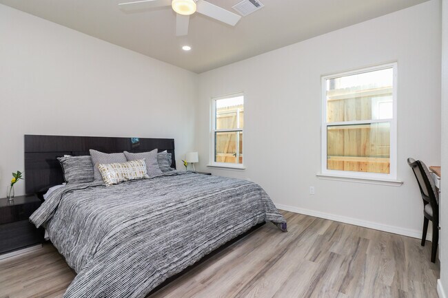 Single Story (2 bed/2 bath) - 406 38th St