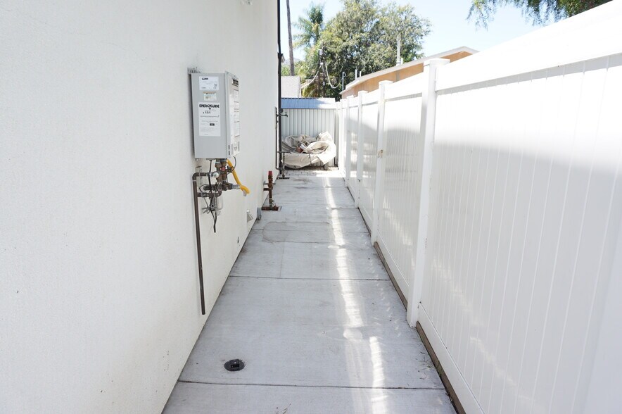 Building Photo - 10332 Jordan Ave