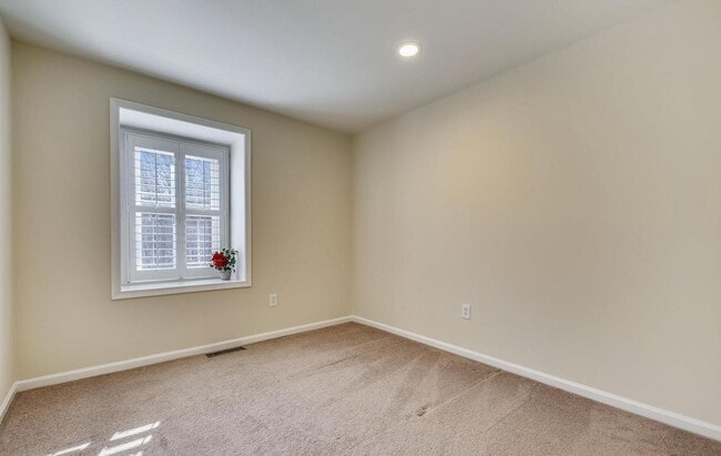Building Photo - Fabulous 3BR/3.5BA Potomac Townhome, in In...