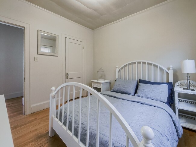 Building Photo - Welcome to this charming 2 bedroom, 1 bath...
