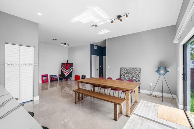 Building Photo - 808 NW 5th Terrace