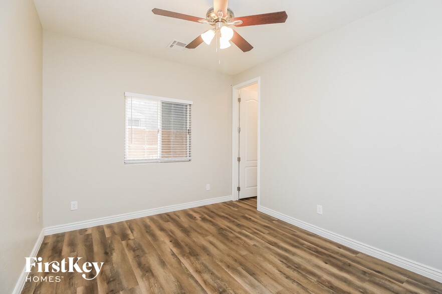 Building Photo - 677 W Mesquite Tree Ln
