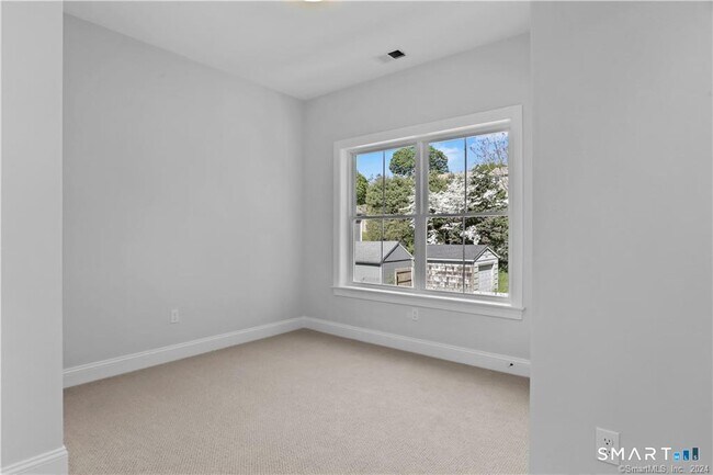 Building Photo - 348 Halley Ave