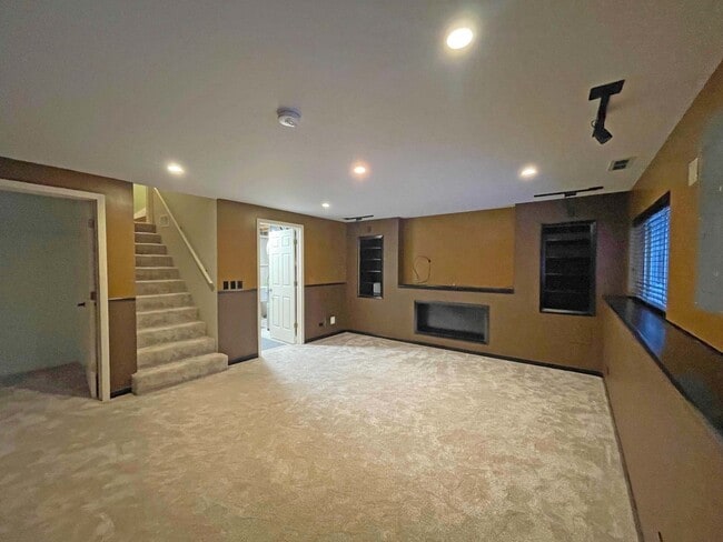 Building Photo - 2043 Orchard Ln