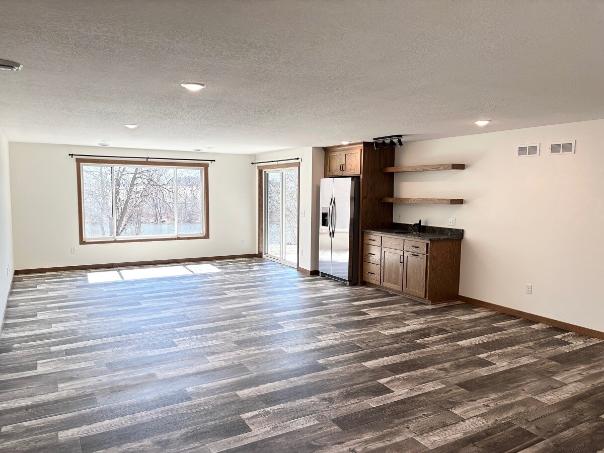 Building Photo - 575 Main St W