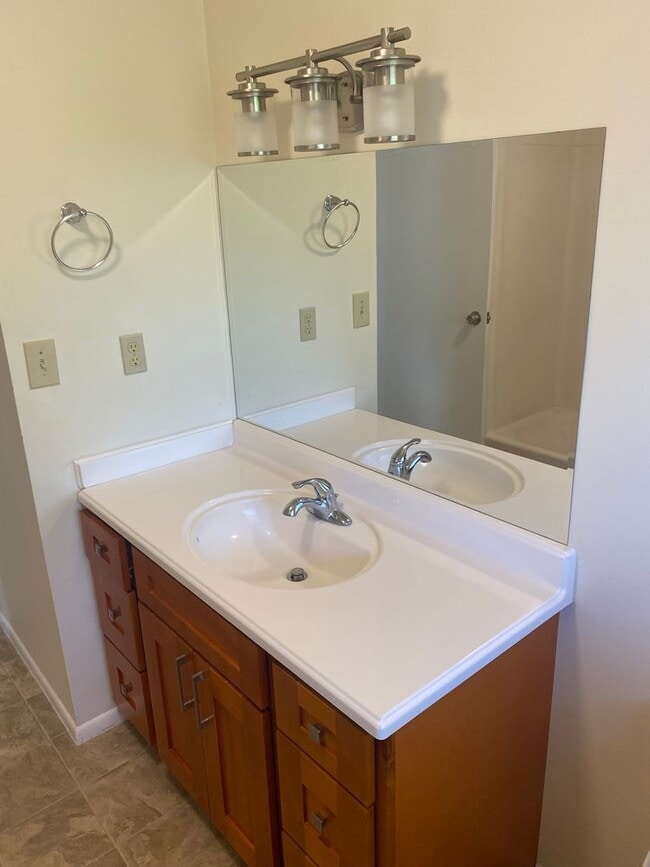 Building Photo - Quiet Kaimuki Neighborhood, 4 bedroom, 2 B...