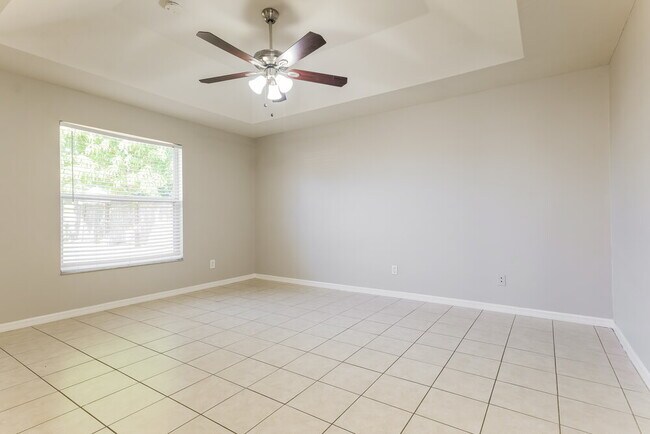 Building Photo - 16 NE 20th Ct