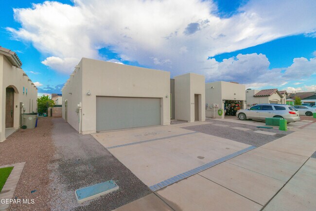 Building Photo - 10608 Hidden Palm Pl