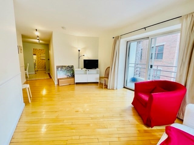 Building Photo - 19 Wiget St