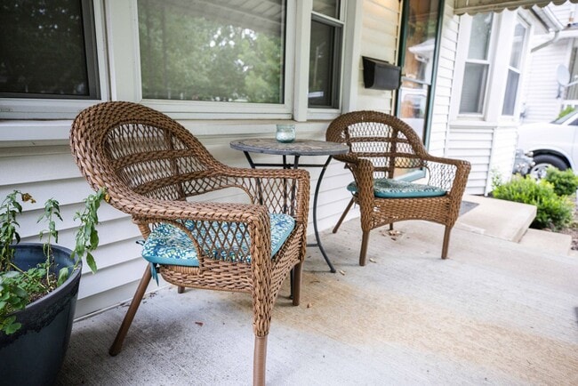 Building Photo - Beautifully updated two bedroom home in We...