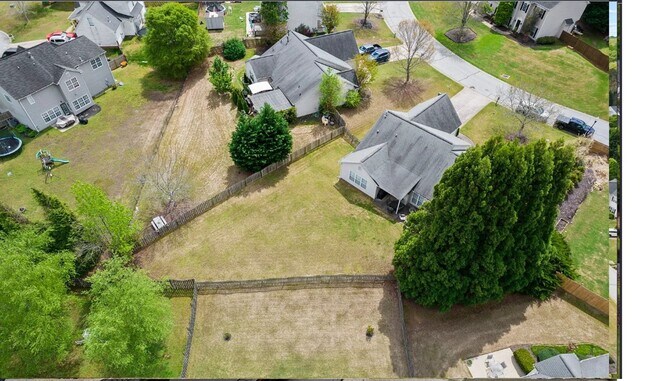 Building Photo - Spacious 3/2 Available Now!