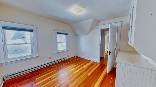 Building Photo - [In-Unit Laundry; Garden] Townhouse-Style Living, with Historical Details & Parking!