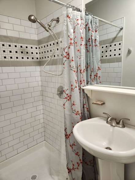 Building Photo - 204 E 3rd Ave