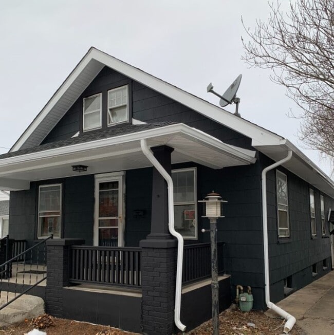 Building Photo - Charming 2 Bedroom Located in Central School District Available Now