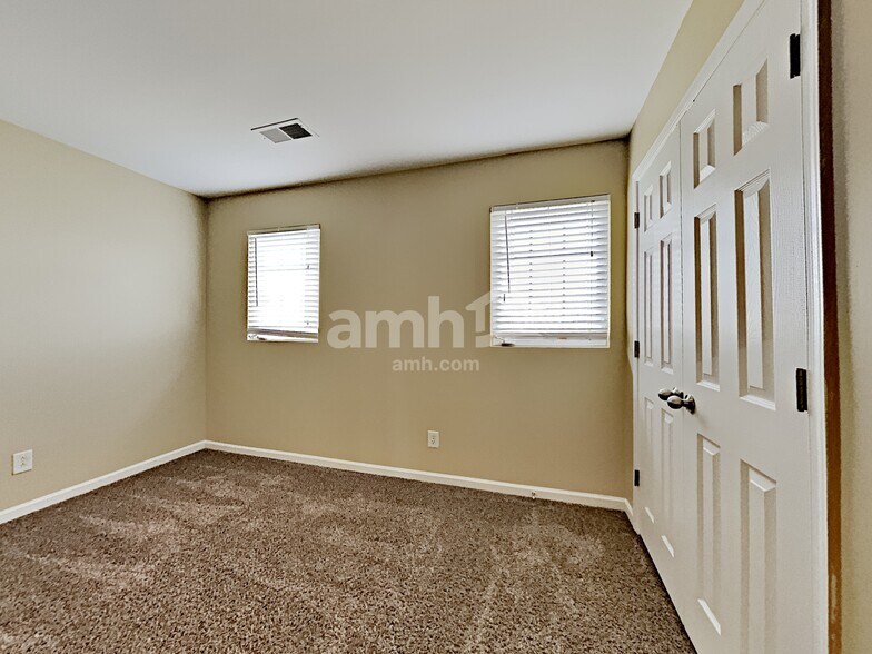Building Photo - 1048 Oakhall Dr