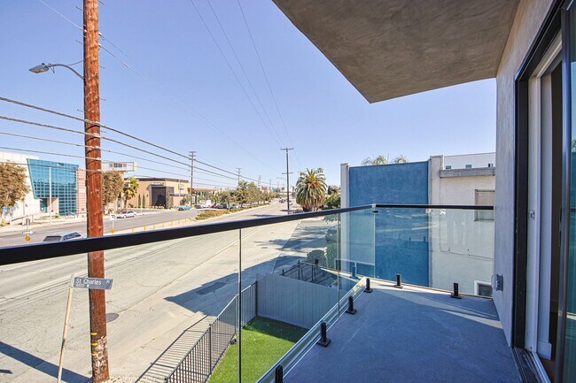 Building Photo - 1638 S Longwood Ave