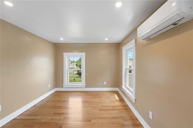 Building Photo - 32 Richmond St