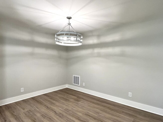 Building Photo - TOWNHOME ON WEST SIDE NEAR FIVE OAKS GOLF COURSE!