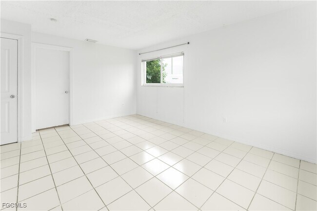 Building Photo - 2927 SE 15th Pl