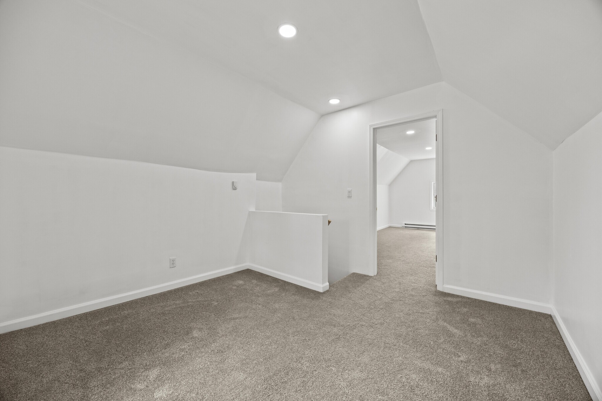 Building Photo - 16 School St