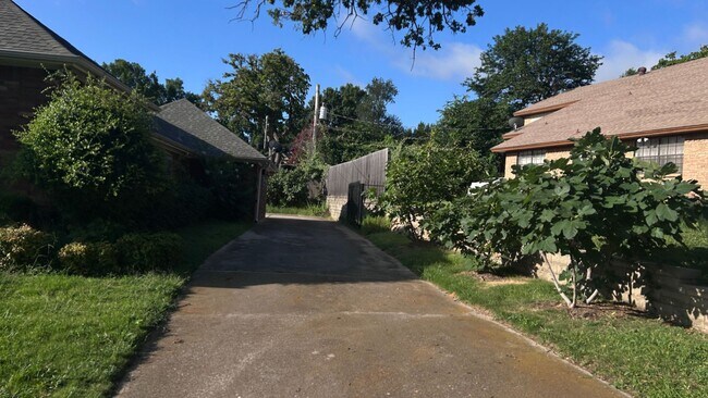 Building Photo - 1020 Baldwin Dr