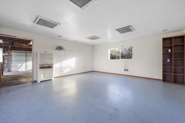 Building Photo - Move in special - same rate with lease to ...