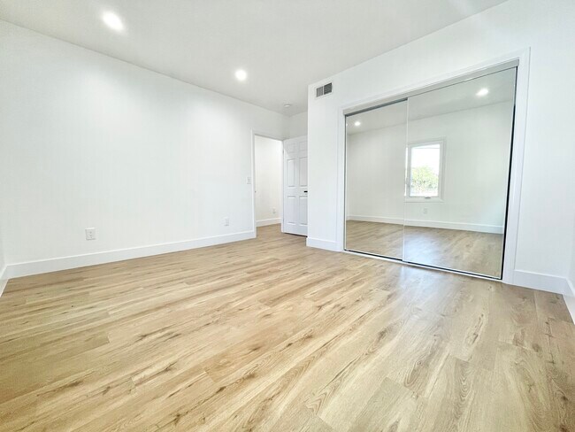 Building Photo - 2107 7th Ave