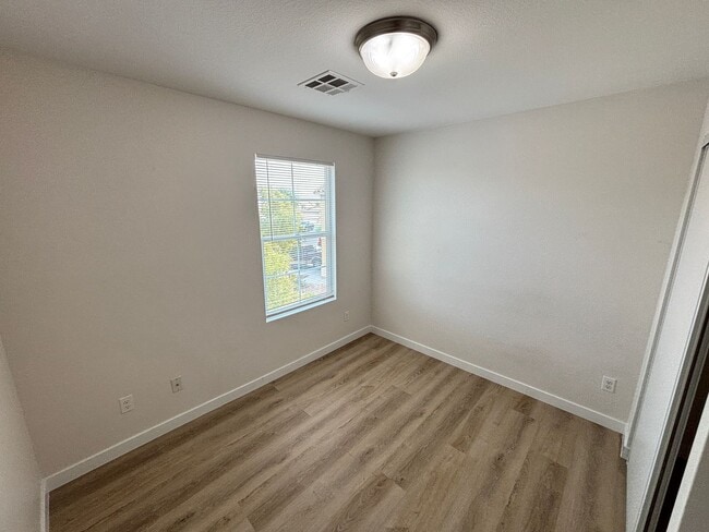 Building Photo - 1729 Ronzard Ave