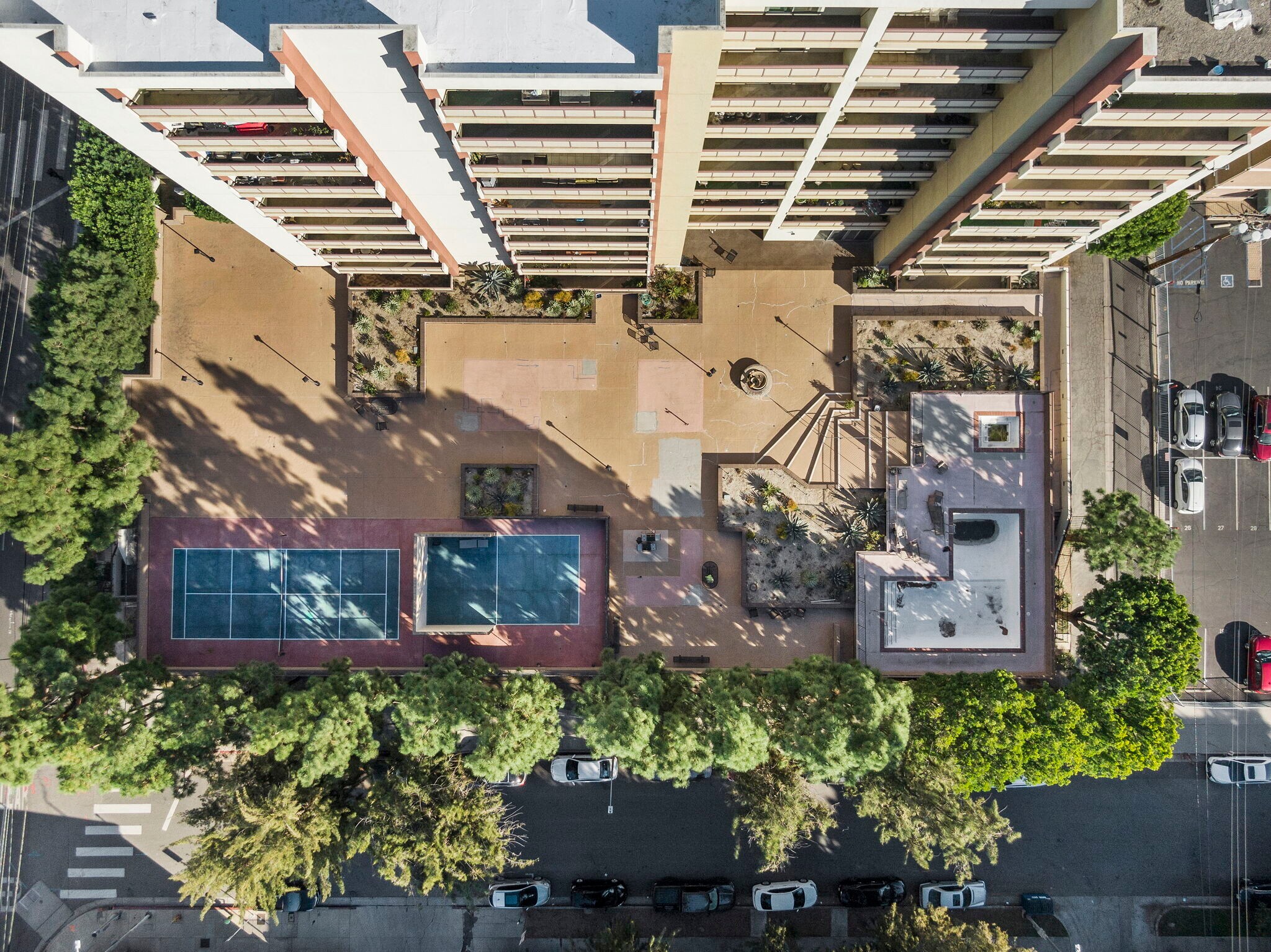 Building Photo - 321 S San Vicente Blvd