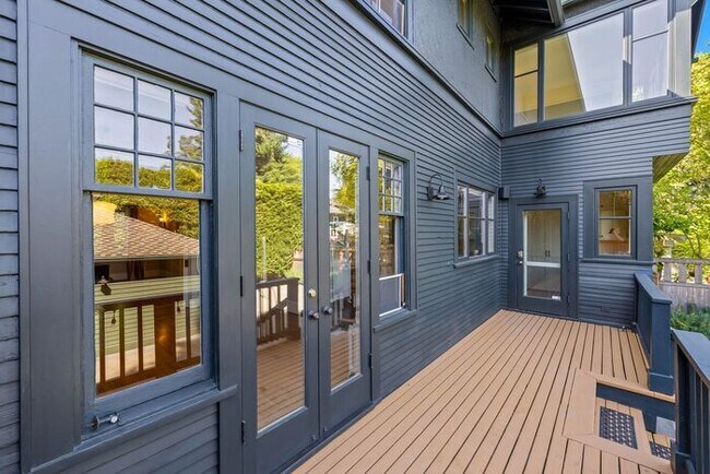 Building Photo - Stunning 1909 Craftsman w/ AC in Coveted Capitol Hill