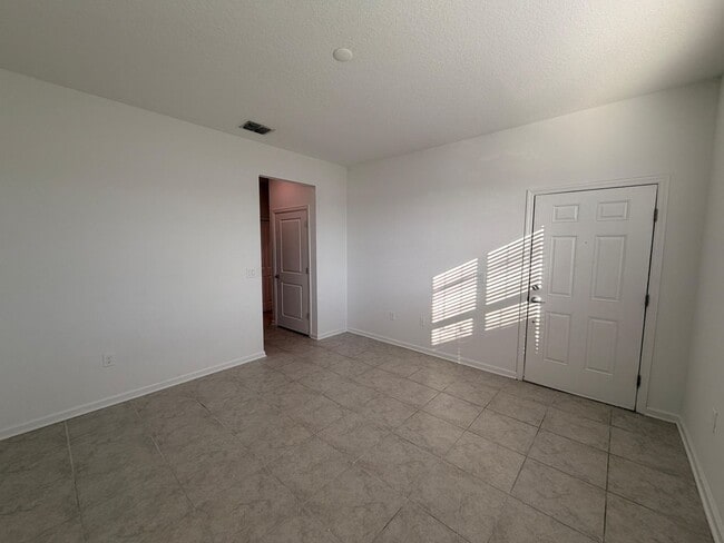 Building Photo - Rare find In-Law suite Home! Single family house with Separate entry and kitchen, laundry set!