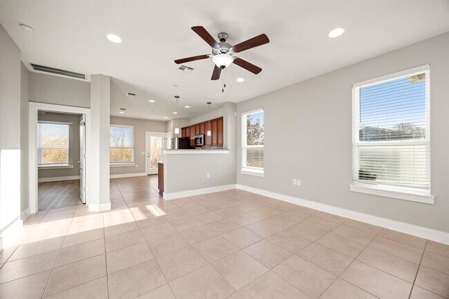 Building Photo - 1501 Roseburg Dr
