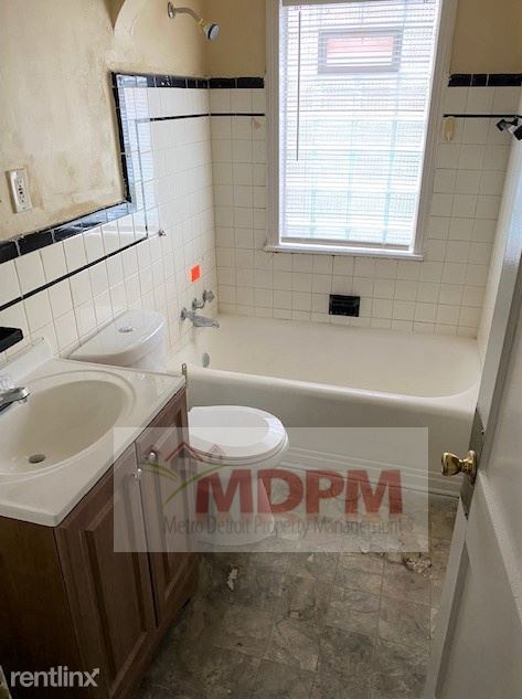 Building Photo - 3 br, 1 bath House - 16245 Sorrento St