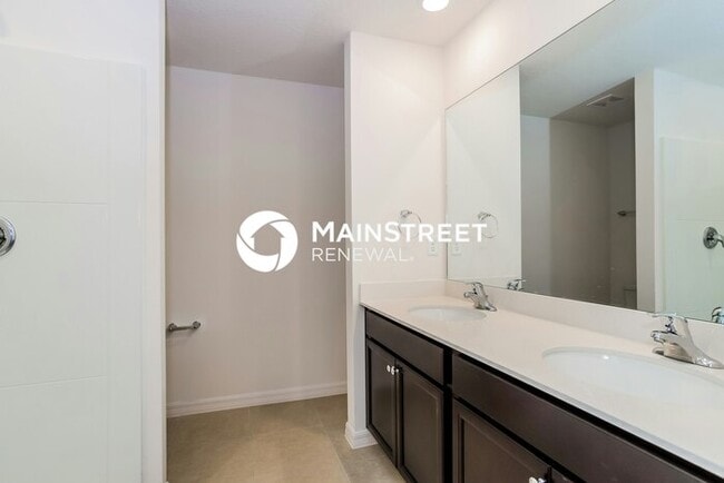 Building Photo - 5 Bedroom Pet-Friendly Home in Mascotte, FL with Main Street Renewal