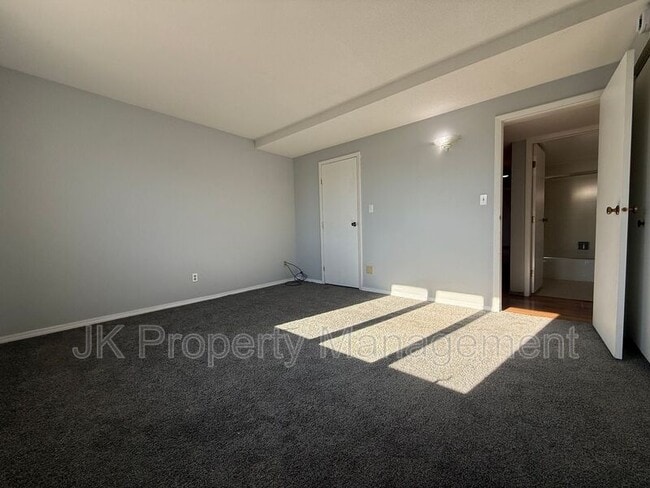 Building Photo - 2300 14th Ave S