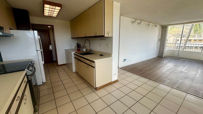 Building Photo - SPACIOUS 2 BED/2 BATH/1 PRKG, Washer/Dryer...
