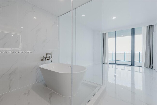 Building Photo - 700 NE 24th St