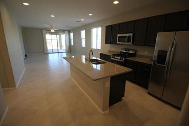 Building Photo - Desirable La Estancia Neighboorhood