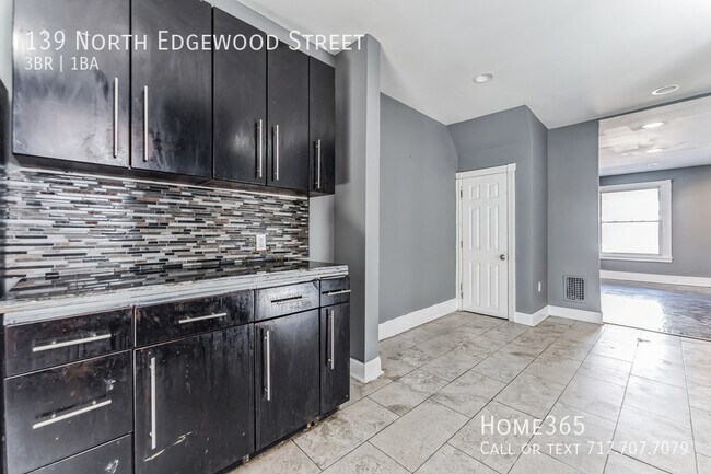 Building Photo - 3 Bedroom, 1.5 Bathroom Home Available Now!