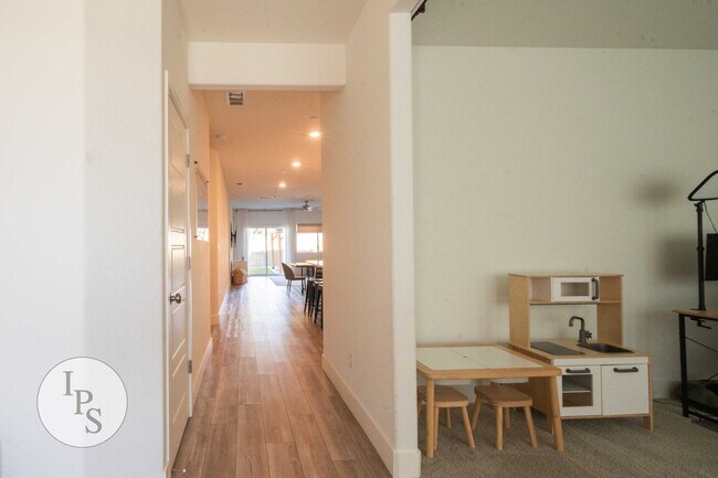 Building Photo - Madera Riverstone Home, 3BR/2BA, SOLAR, Community Pool, New Elementary School in Community!