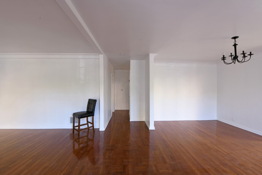 Building Photo - 913 Le Doux Rd