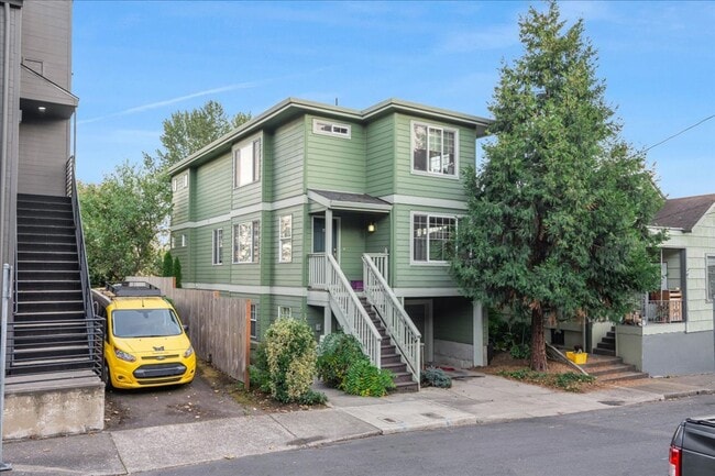 Building Photo - Modern Townhome Near the Willamette River