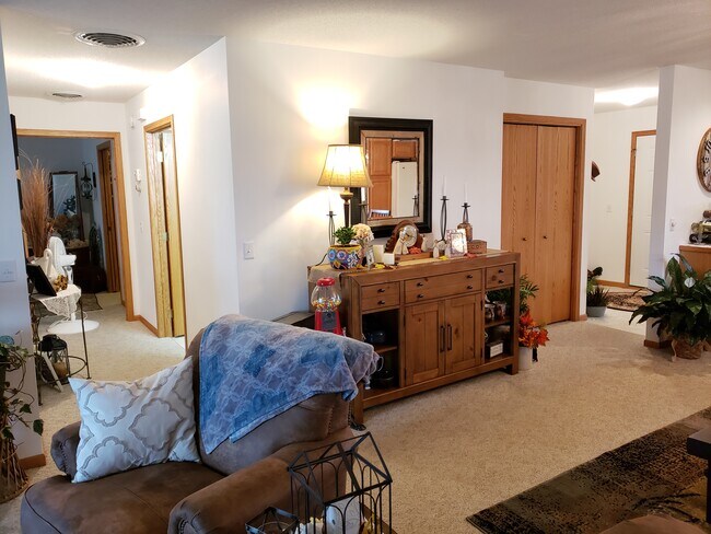 Building Photo - 1610 Upper Trentwood Cir NE