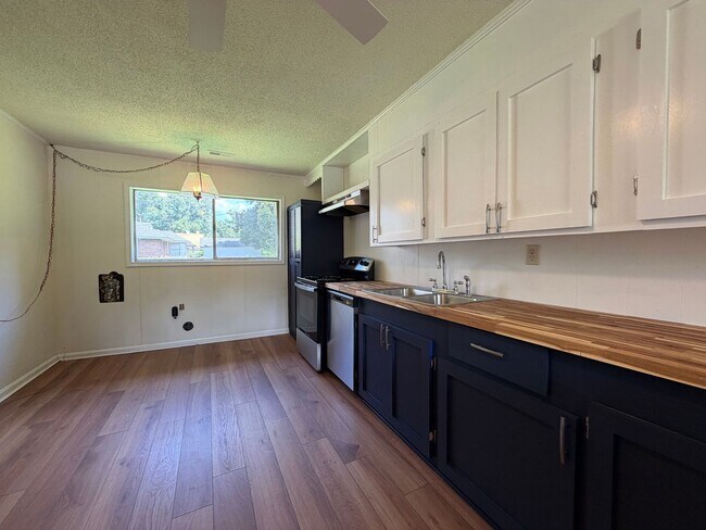 Building Photo - Charming 2/1 House in Celanese- $1,595