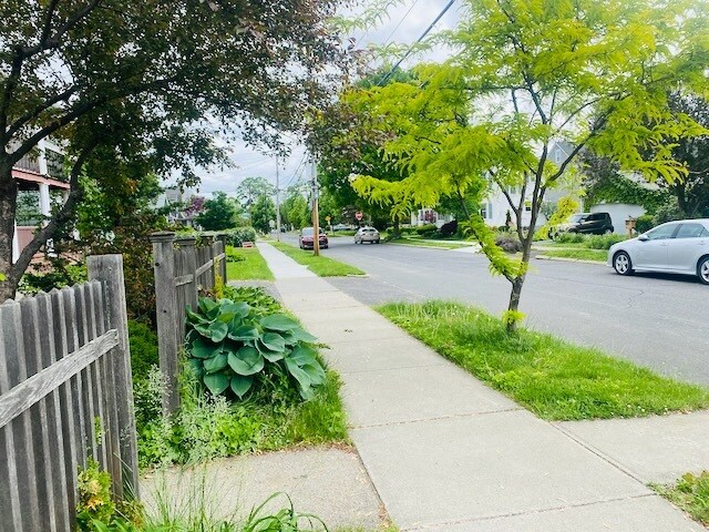 Building Photo - 27 Oakwood St