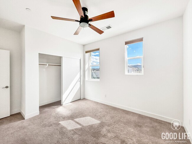 Building Photo - Gorgeous 4B/3BA house w/ large backyard & ...
